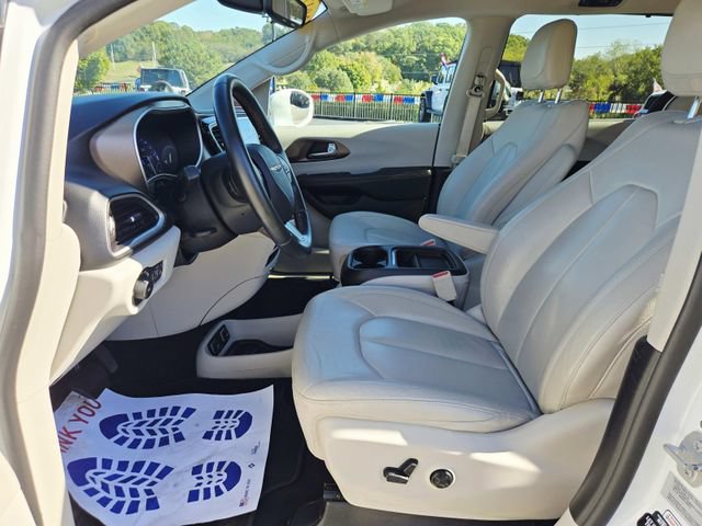 Used 2017 Chrysler Pacifica Touring-L w/ 13 Speaker Alpine Sound Group FWD image 11