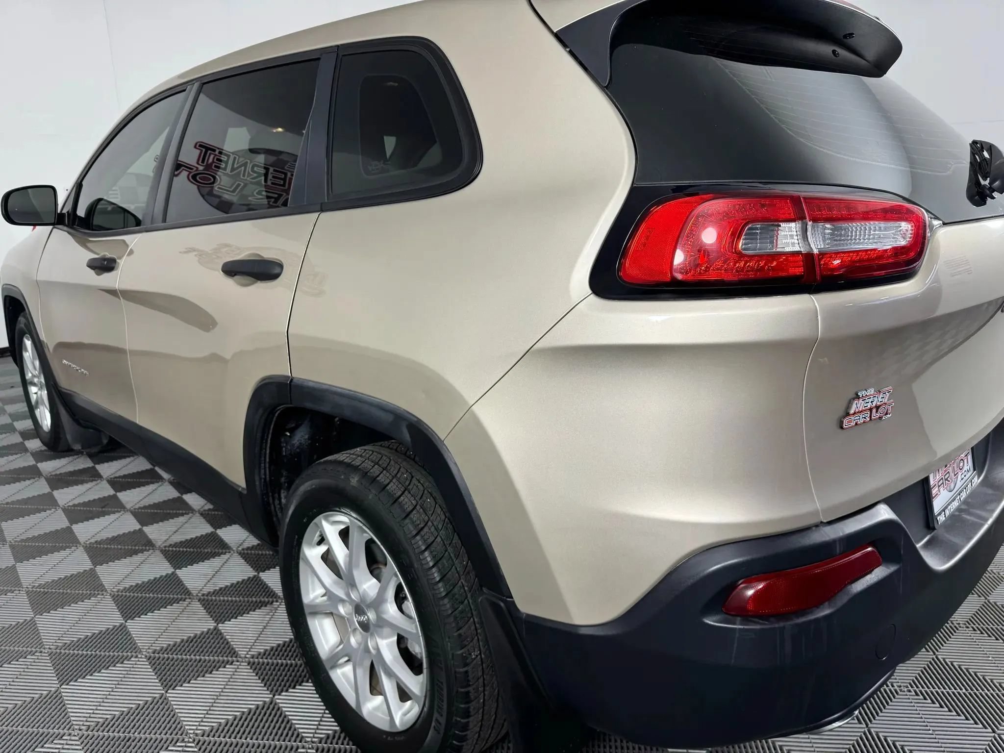 Used 2015 Jeep Cherokee Sport FWD image 24