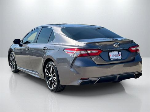 Used 2018 Toyota Camry SE image 7