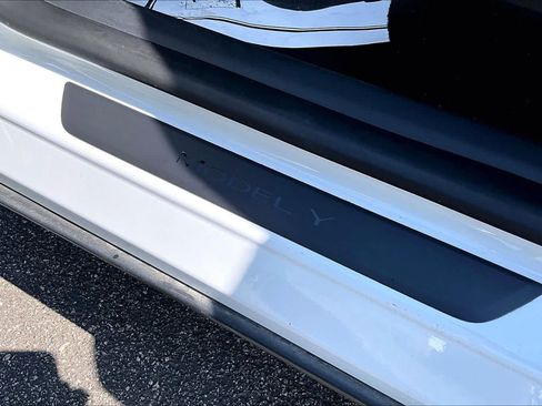 Used 2023 Tesla Model Y AWD image 9