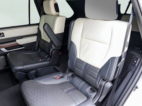 Used 2023 Toyota Sequoia Capstone AWD/4WD image 28