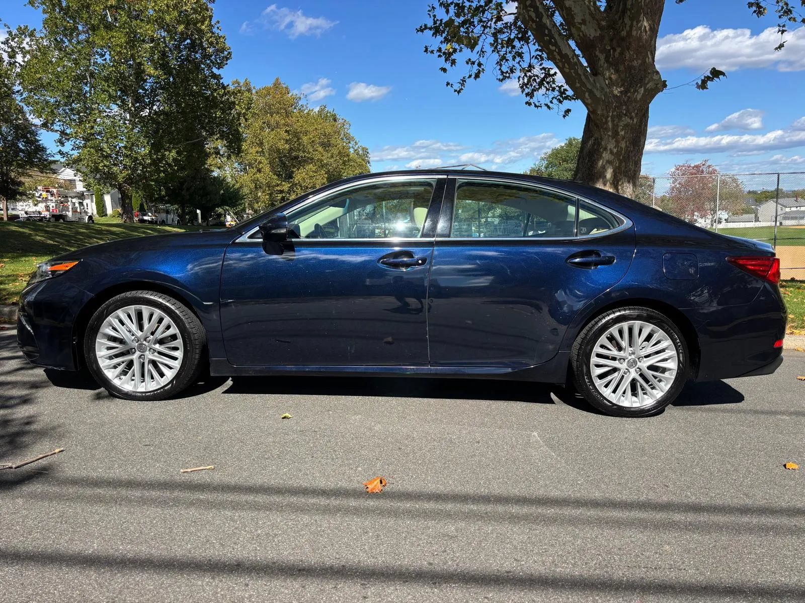 Used 2016 Lexus ES 350 w/ Luxury Package w/Wood Trim FWD image 2