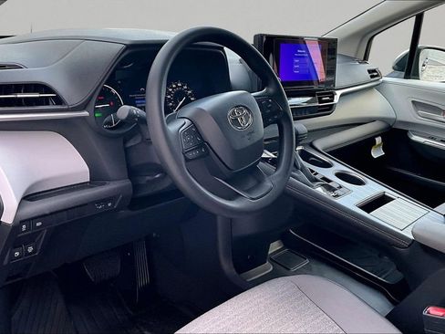 New 2026 Toyota Sienna LE image 5