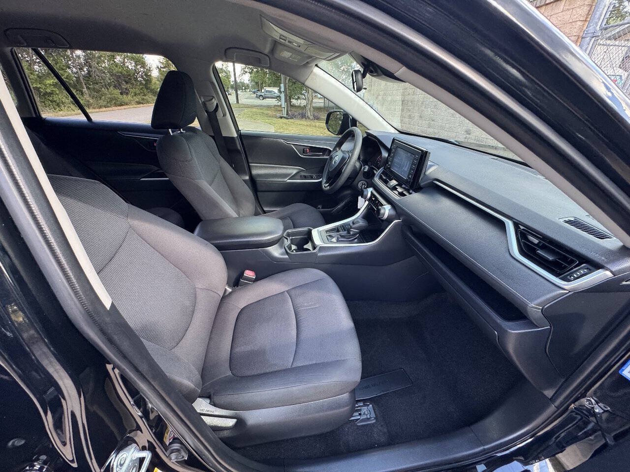 Used 2019 Toyota RAV4 LE FWD image 18