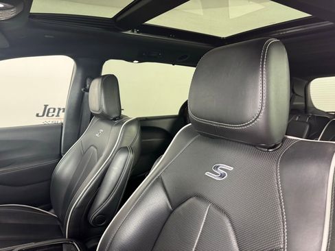 Used 2025 Chrysler Pacifica Limited image 3