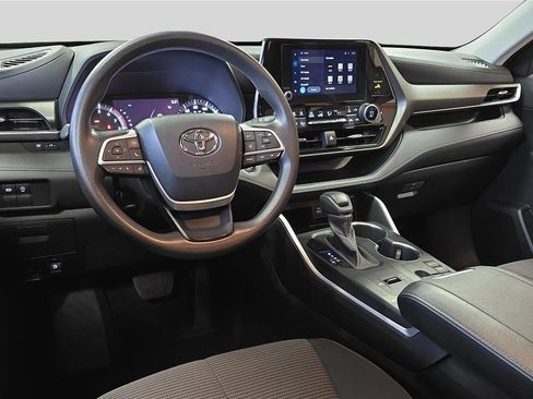 Used 2023 Toyota Highlander L image 17
