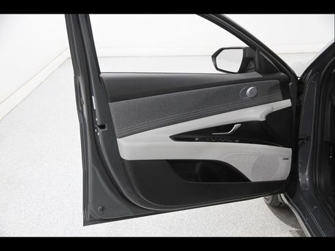 Certified 2024 Hyundai Elantra Limited image 4