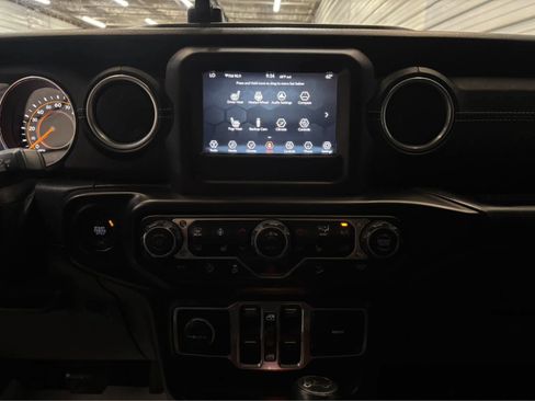 Used 2018 Jeep Wrangler Unlimited Sahara w/ Dual Top Group AWD/4WD image 18