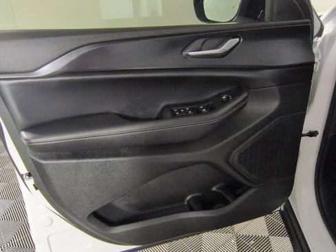 Certified 2025 Jeep Grand Cherokee Altitude AWD/4WD image 27