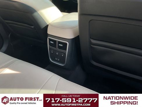 Used 2018 Chrysler 300 Limited RWD image 13