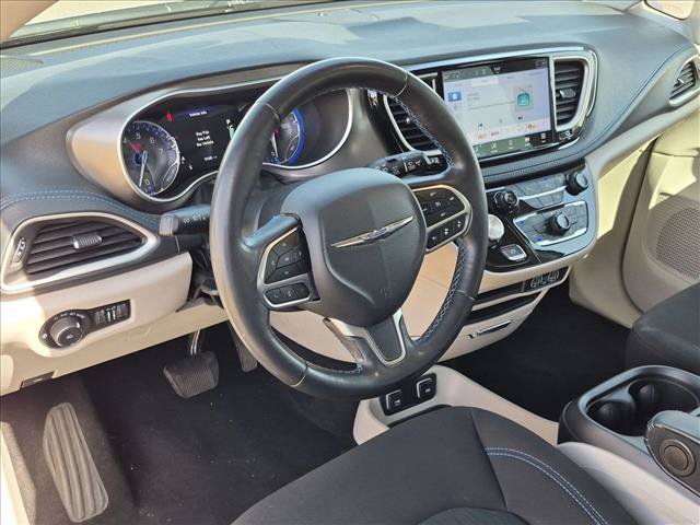 Used 2021 Chrysler Pacifica Touring w/ Cold Weather Group FWD image 13