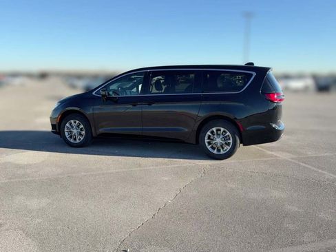 New 2026 Chrysler Pacifica Limited image 7