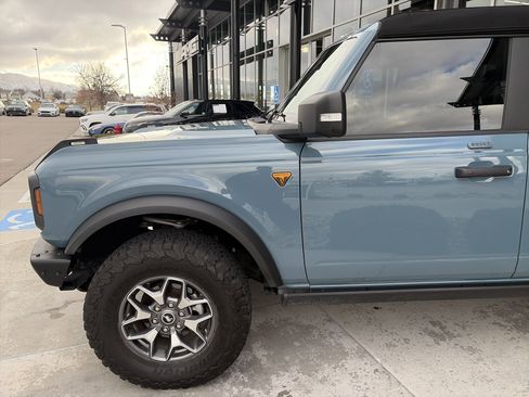 Used 2023 Ford Bronco Badlands image 10