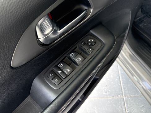 Used 2025 Chrysler Pacifica Select FWD image 5