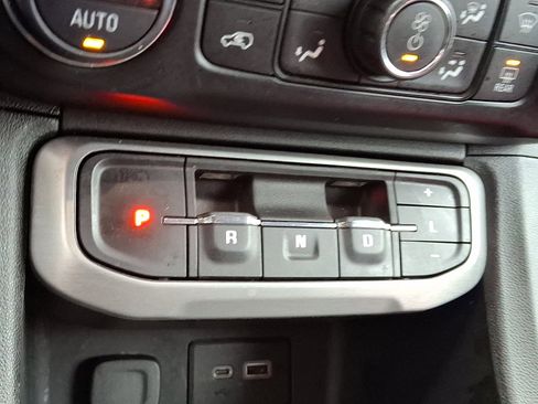 Used 2021 GMC Acadia SLE image 18