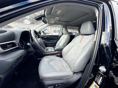 Used 2023 Toyota Highlander Bronze Edition image 23