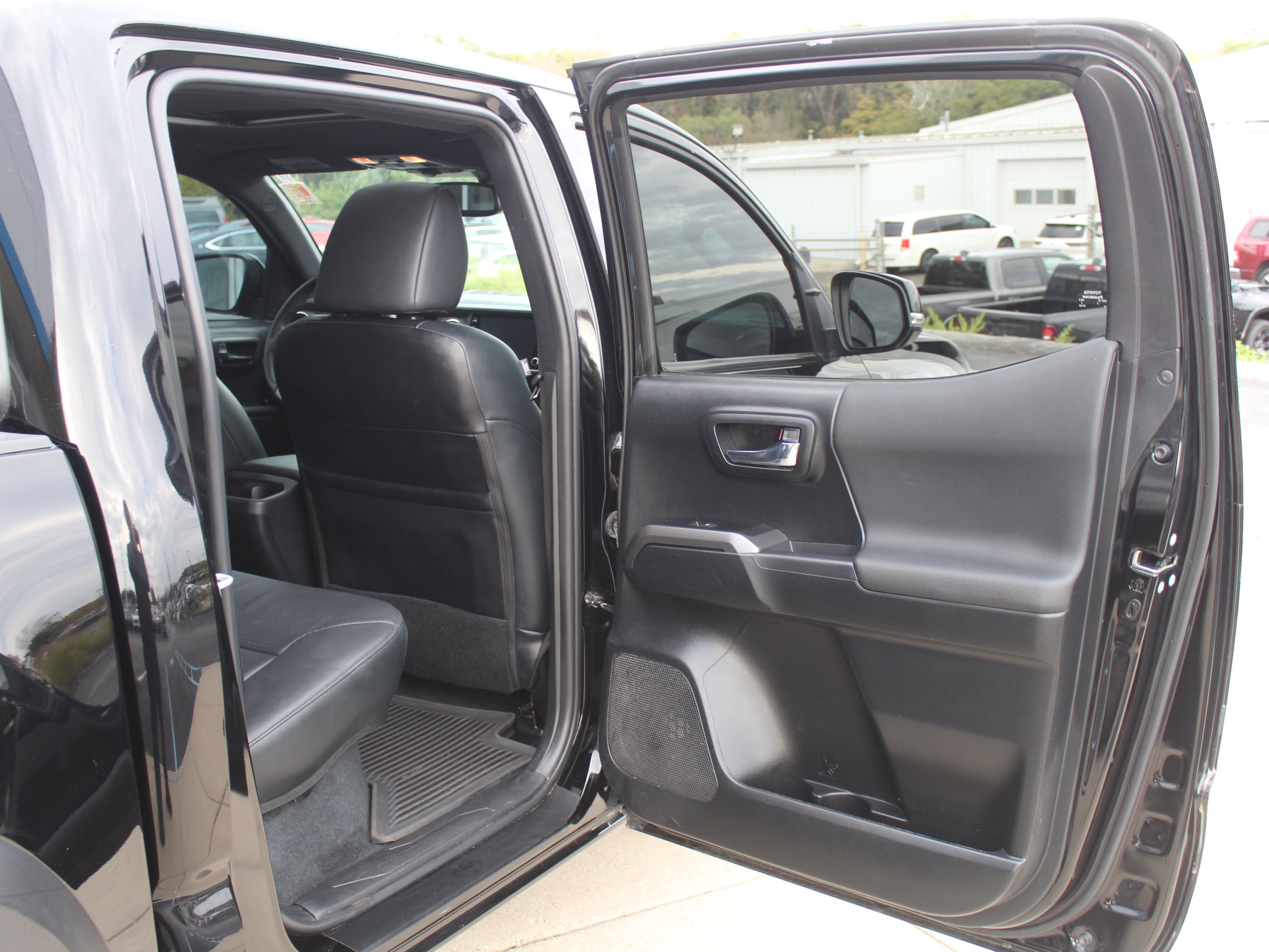Used 2023 Toyota Tacoma TRD Off-Road w/ TRD Premium Off Road Package AWD/4WD image 24