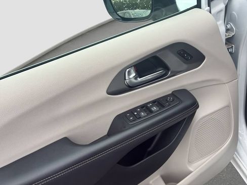 Used 2024 Chrysler Pacifica Touring-L FWD image 15