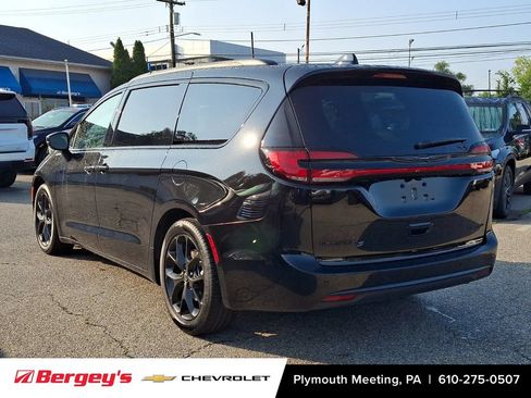 Used 2026 Chrysler Pacifica Limited w/ S Appearance Package FWD image 5