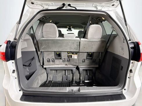 Certified 2018 Toyota Sienna LE FWD image 26