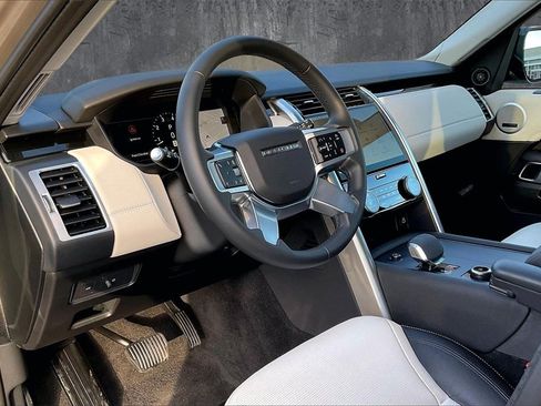 Certified 2025 Land Rover Discovery S image 17