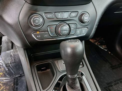 Used 2020 Jeep Cherokee Limited FWD image 23