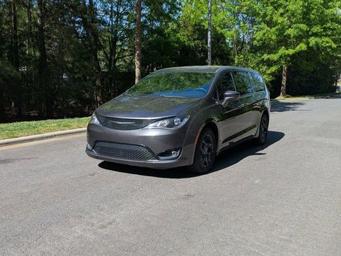 Used 2017 Chrysler Pacifica Touring-L w/ 13 Speaker Alpine Sound Group FWD image 2