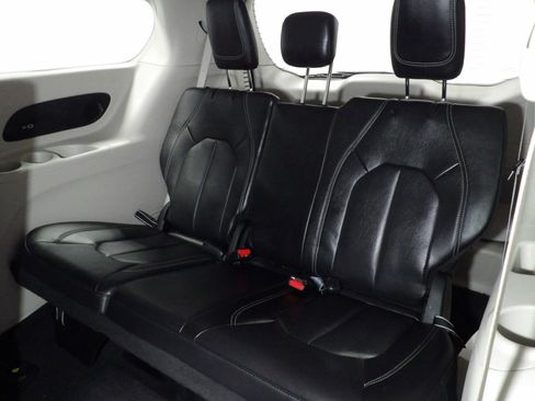 Used 2022 Chrysler Pacifica Touring-L w/ Uconnect Theater Family Group image 20