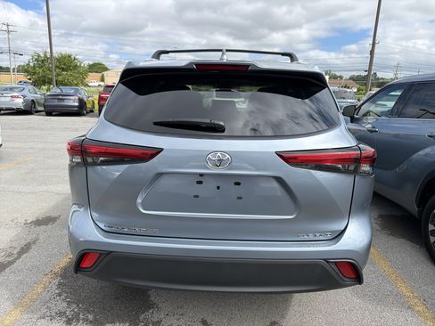 Used 2023 Toyota Highlander XLE AWD/4WD image 6