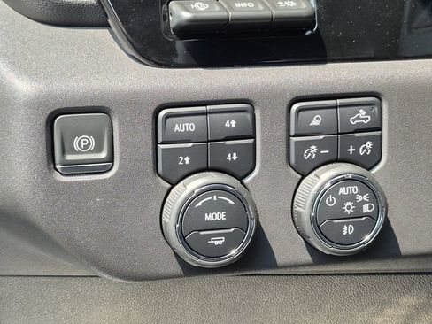 Used 2023 Chevrolet Silverado 1500 High Country w/ High Country Premium Package AWD/4WD image 9