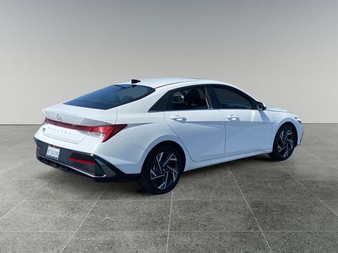 Used 2025 Hyundai Elantra SEL FWD image 5