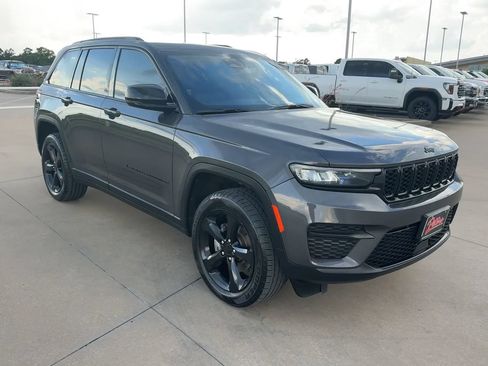 Used 2024 Jeep Grand Cherokee Altitude AWD/4WD image 3