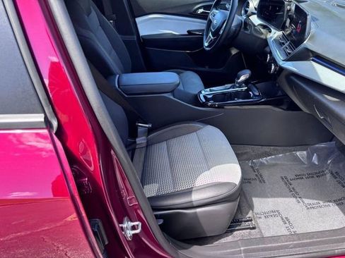 Used 2025 Chevrolet Trax LT w/ LT Convenience Package FWD image 30