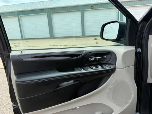 Used 2020 Dodge Grand Caravan SXT FWD image 16