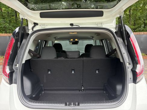 Used 2025 Kia Soul LX w/ LX Technology Package FWD image 28