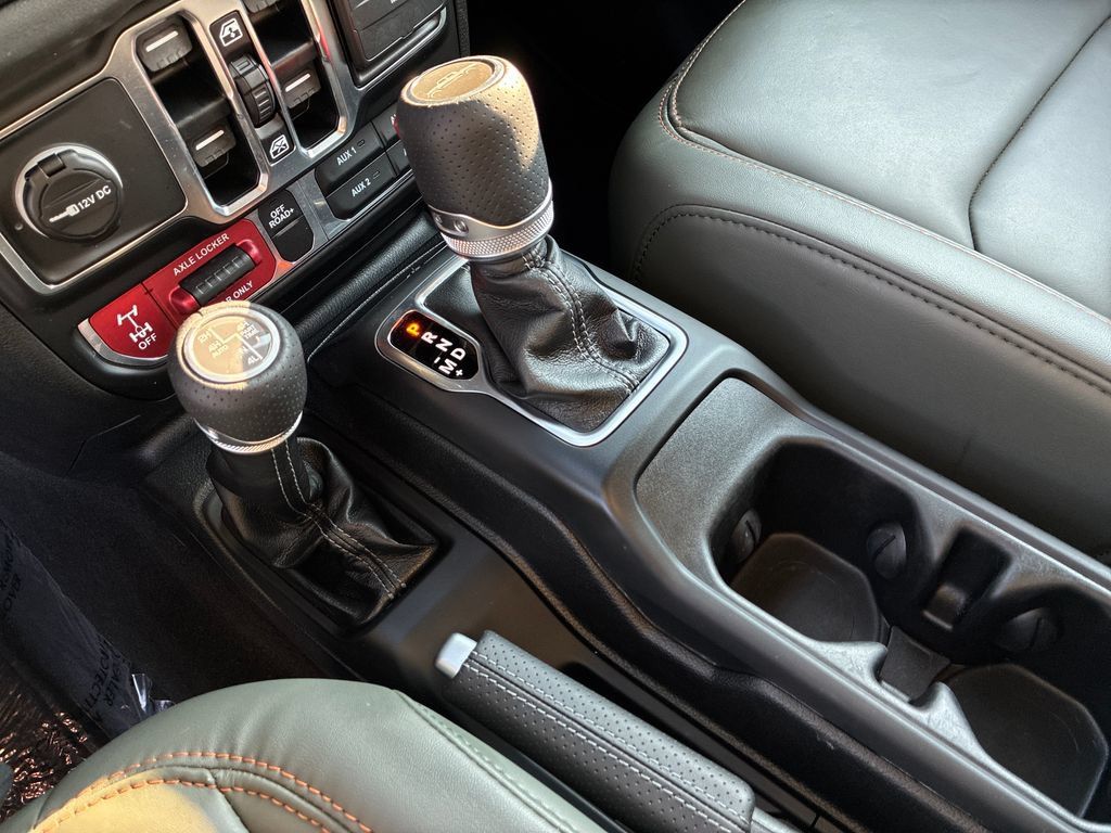 Used 2025 Jeep Gladiator Mojave AWD/4WD image 12