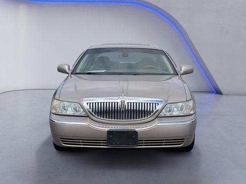 Used 2003 Lincoln Town Car Signature RWD image 3