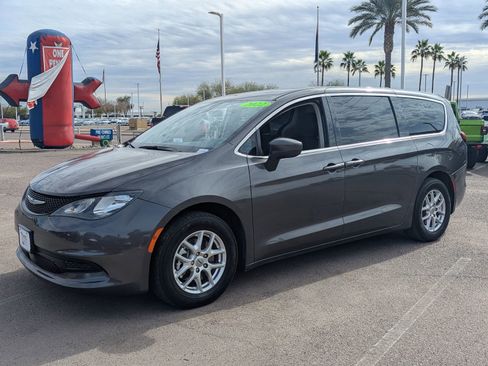 Used 2022 Chrysler Voyager LX image 2