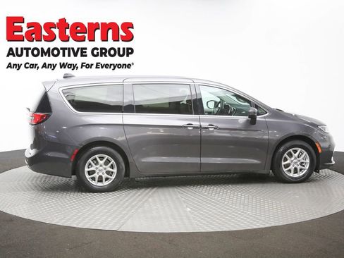 Used 2023 Chrysler Pacifica Touring-L FWD image 43