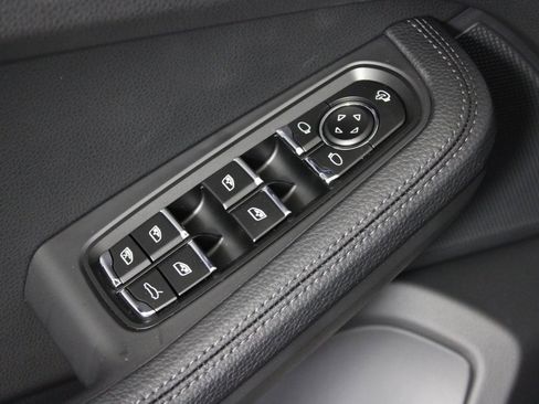 Used 2025 Porsche Macan image 15