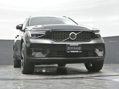 Used 2024 Volvo XC40 B5 Plus image 18