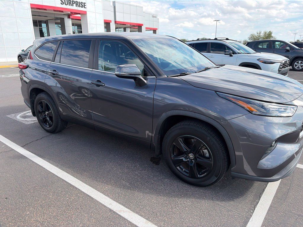 Used 2023 Toyota Highlander LE AWD/4WD image 3