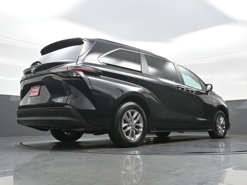 Used 2024 Toyota Sienna XLE FWD image 34
