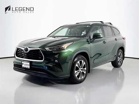 Used 2023 Toyota Highlander XLE AWD/4WD image 1