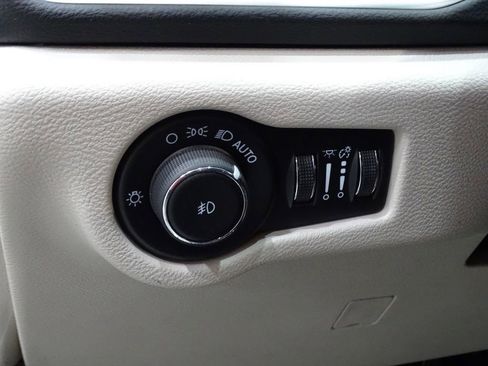 Used 2024 Chrysler Pacifica Touring-L image 15