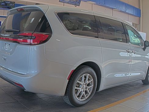 Used 2024 Chrysler Pacifica Touring-L image 6