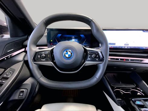 Used 2025 BMW i5 xDrive40 w/ Premium Package AWD/4WD image 5