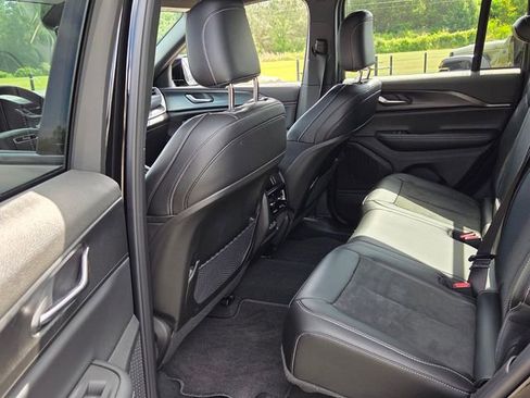Used 2025 Jeep Grand Cherokee Altitude RWD image 7