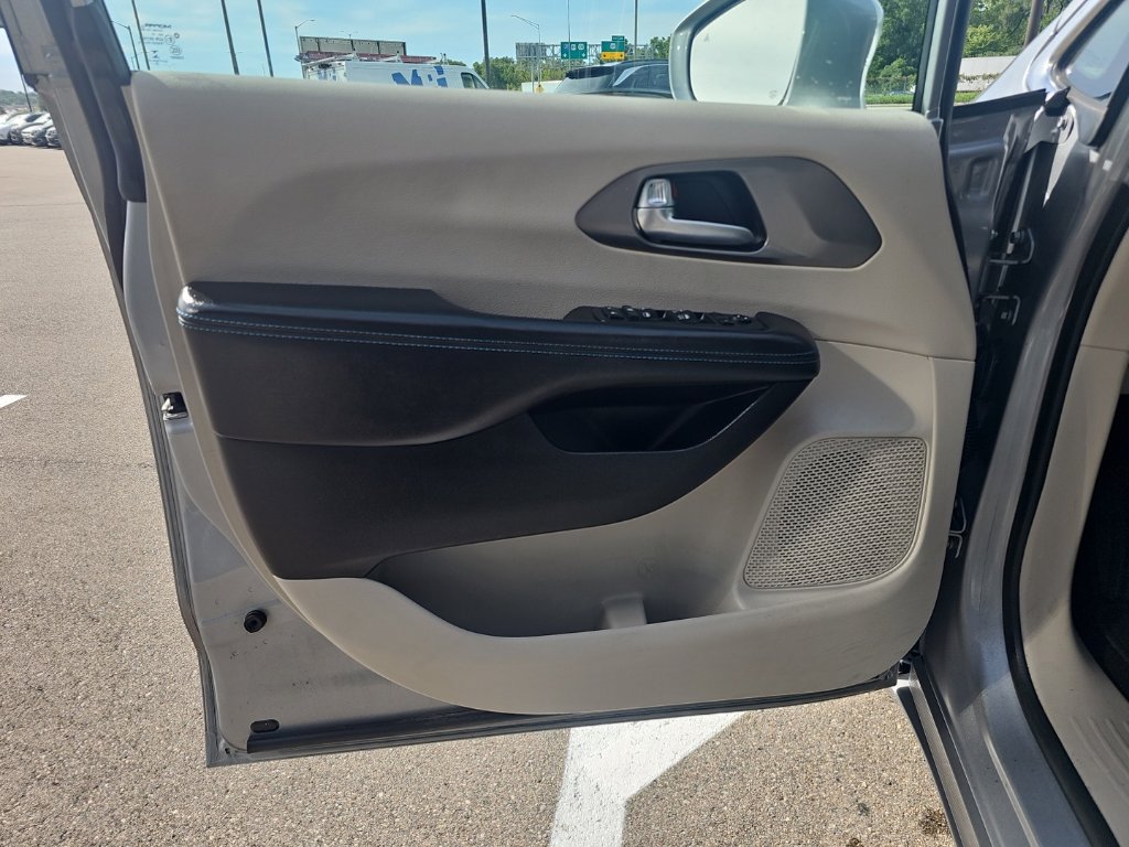 Used 2021 Chrysler Pacifica Touring FWD image 10