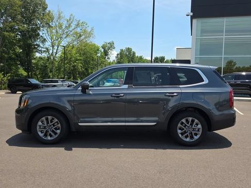 Used 2024 Kia Telluride LX FWD image 2